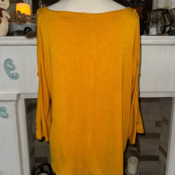 Liberty Love split cold sleeve mustard color top. Super cute and comfy Sz. L - Picture 3 of 7